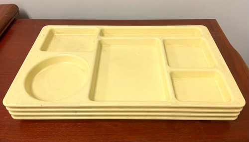 Cambro 915CW Yellow Plastic Rectangular Trays - Lot of 4 Trays
