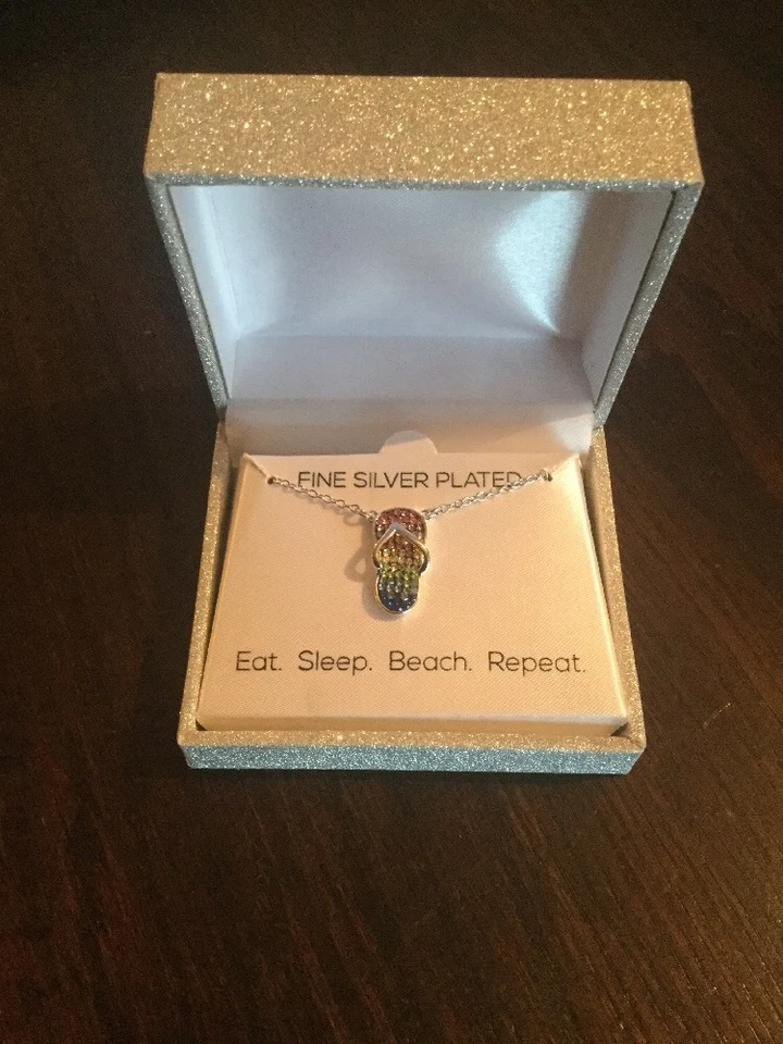 Collar Fino Chapado en Plata Chancla Esmeralda Cristales Multicolor Nuevo En Caja Foto 2 de 4