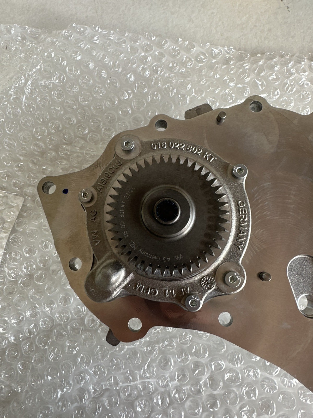 Bentley 0P2121014H is a primary engine water pump designed for high-performance