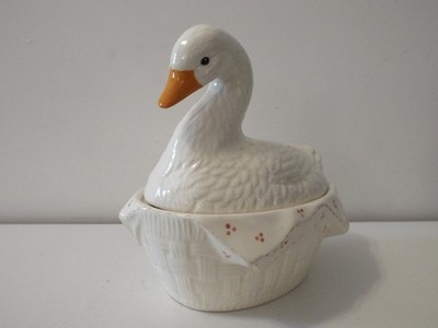 VTG 6'' ''Goose/Duck On Picnic Basket Nest'' Ceramic Lidded Trinket Box (As-Is)
