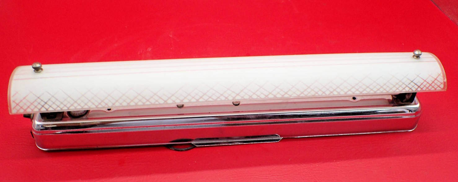 Vintage  FLEUR-O-RAY Vanity Medicine Cabinet 20" Fluorescent Light MCM w/ Plug