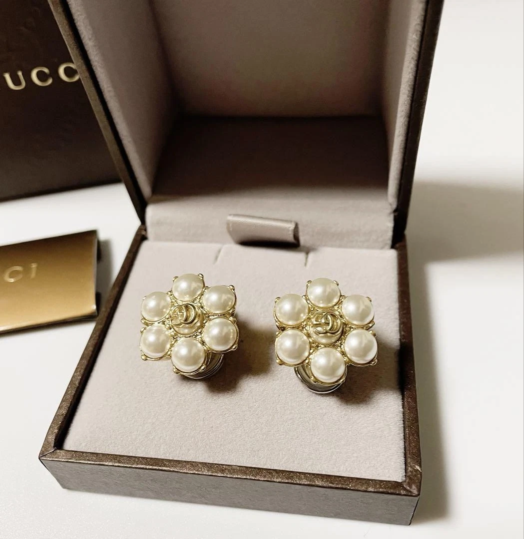Boucles d'oreilles GUCCI perle gravée clip type double G métal doré emballées accessoires