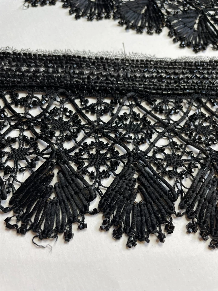 DENTELLE ANCIENNE - RICHE DENTELLE genre torchon ornée de perles de jais - 19ème - Photo 2/4