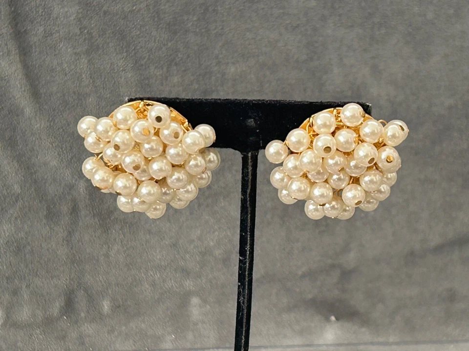 Pendientes con racimo de perlas LELE SADOUGHI Foto 2 de 4