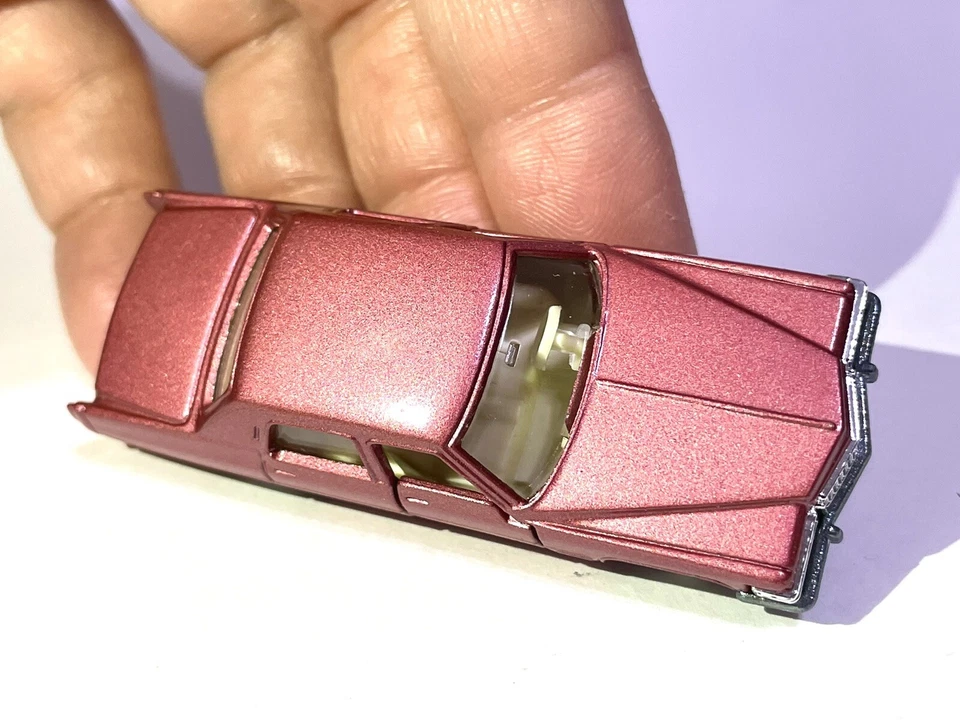 Coches de bolsillo de colección Cadillac Fleetwood Brougham No. Tomy F2 1:77 1974 🚨 Nuevo Foto 3 de 4