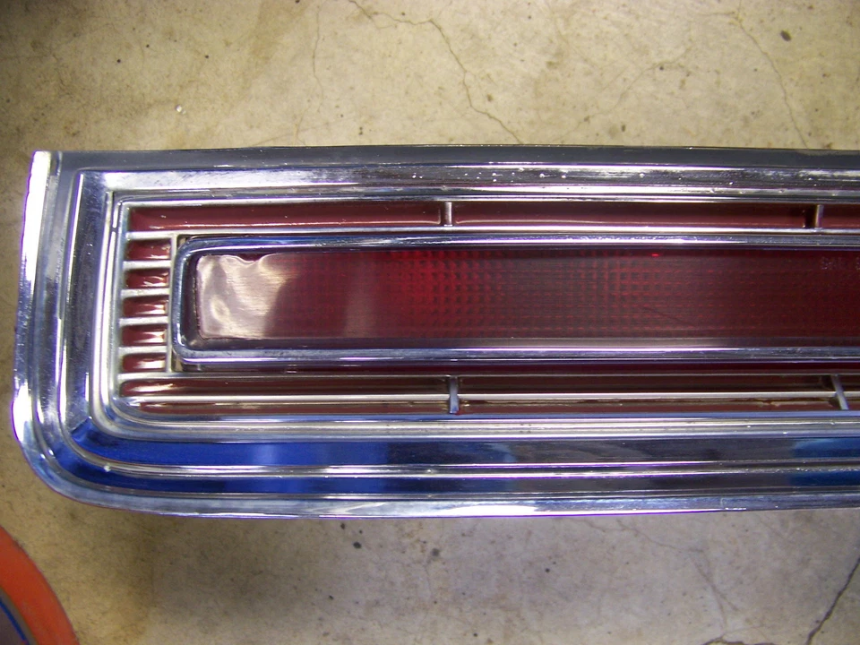 Chrysler New Yorker DS 1969 LH luz trasera lente y carcasa completa OEM Foto 2 de 4