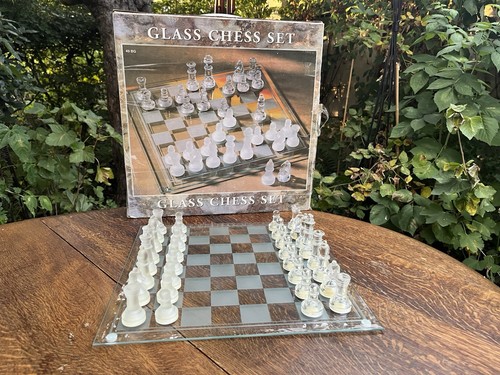 Vintage Glass Chess Set - including large chess board, playing pieces and case - Picture 14 of 21