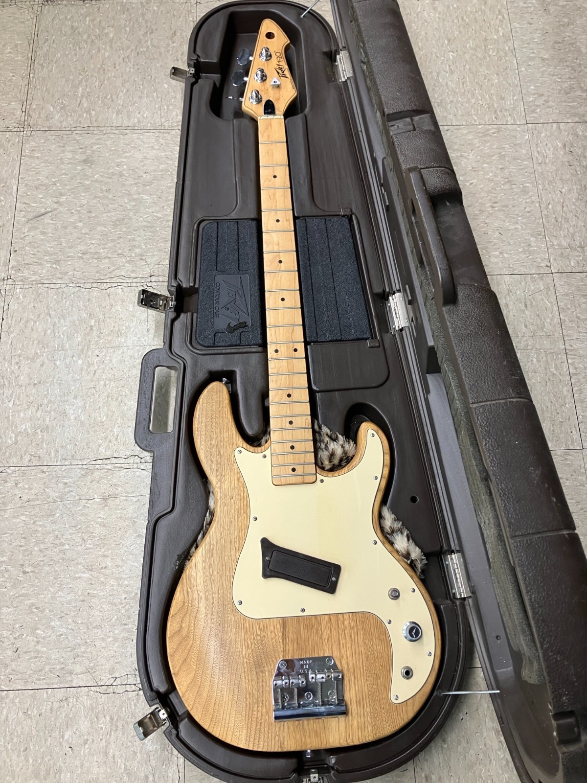 Peavey T-20 1982 Natural Bass w /  OHSC.  TUNING KEY, KNOB, STRINGS MISSING