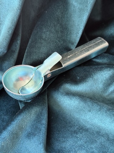 Vintage USA Aluminum Ice Cream Scoop - Patent Pending - Blue