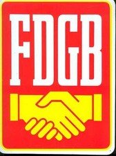 DDR:FDGB-Emblem 20 x 27 cm auf Plaste a.Aufh 2 St&uuml;ck