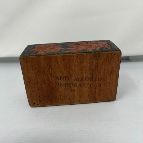 Caja de baratijas de madera y cuero tallada a mano Honduras caja con bisagras florales - Imagen 4 de 7