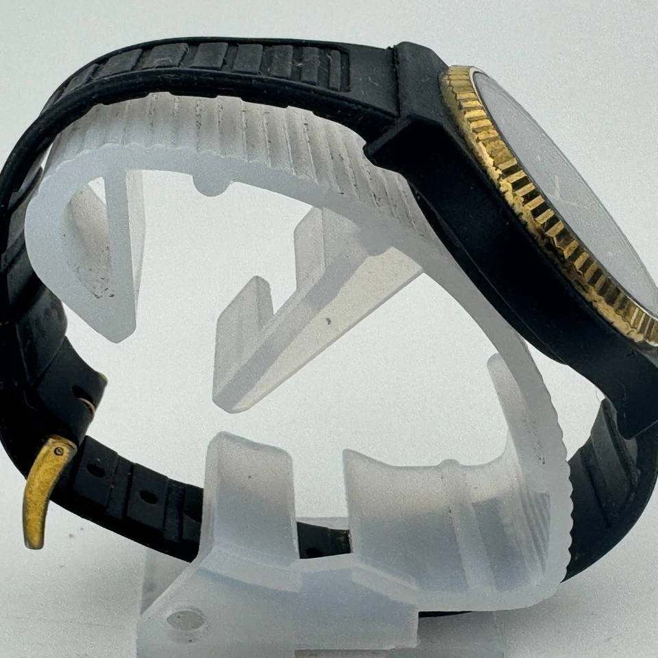 M-Watch Reloj de Cuarzo Suizo Hombre Negro Plástico Tono Dorado Bisel Acanalado Batería Nueva Foto 3 de 4