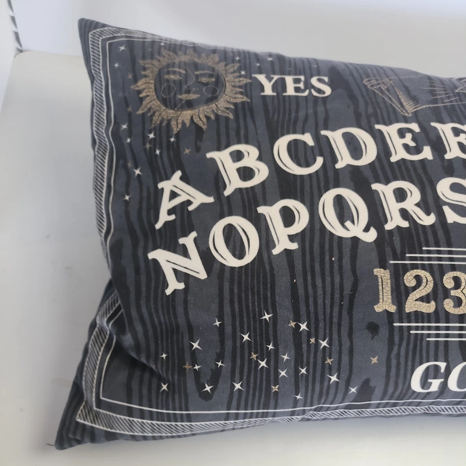 Halloween Ouija Tablero Almohada Pluma Diseñador Cynthia Rowley 30" X 16" Usado en Excelente Condición 16253 Foto 4 de 4