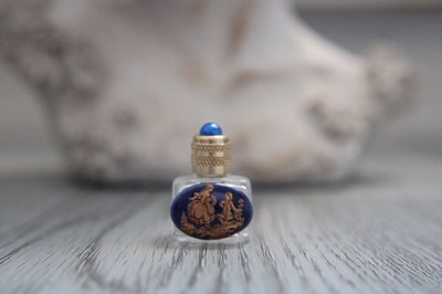 3 cm hoch, kleine Glasflasche, Dekor galante Szene von Fragonard
