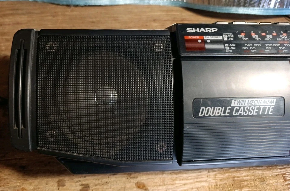 Sharp Boombox Stereo Radio Dual Cassette Recorder WQ-T222 Vintage Anni 80 - Immagine 2 di 4