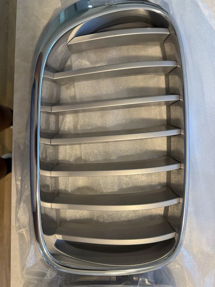 Решетка переднего бампера 2016 BMW X3 xDrive 28i от оригинального производителя - Изображение 2 из 4