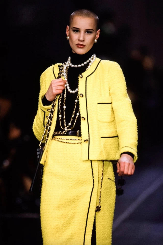 Chanel Vintage F/W 1993 Amarillo Negro Terciopelo CC 93A Tweed Chaqueta Falda Traje Foto 2 de 4