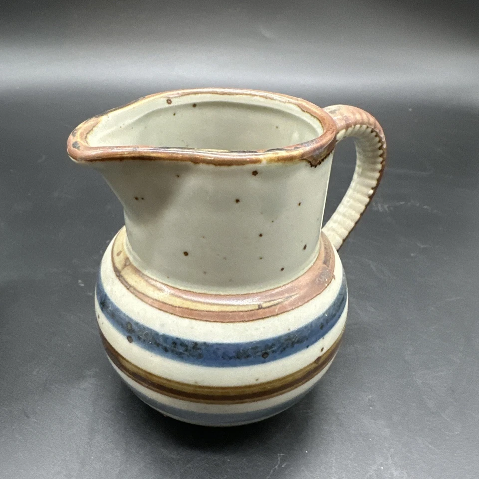 Par de 2 jarras de cerámica artística de estudio The Homestead blanco azul flores y rayas Foto 3 de 4