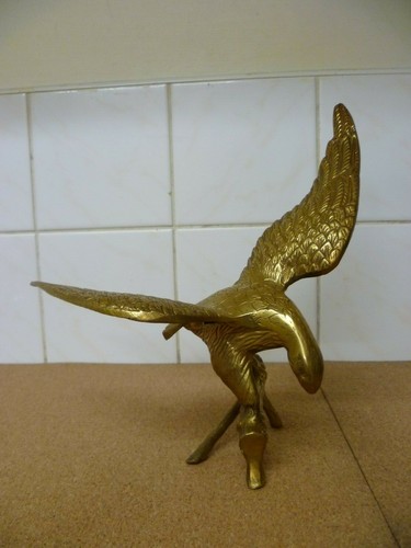 A VINTAGE HEAVY CAST BRASS EAGLE FIGURINE. AMERICAN CAST BRASS EAGLE FIGURE - Picture 5 of 9