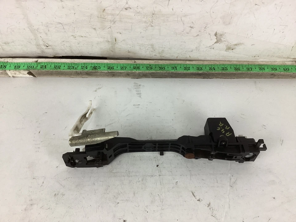 2006-2008 Lexus IS350 Suporte de Maçaneta de Porta Exterior Traseiro Direito Passageiro Fabricante de Equipamento Original - Imagem 2 de 3