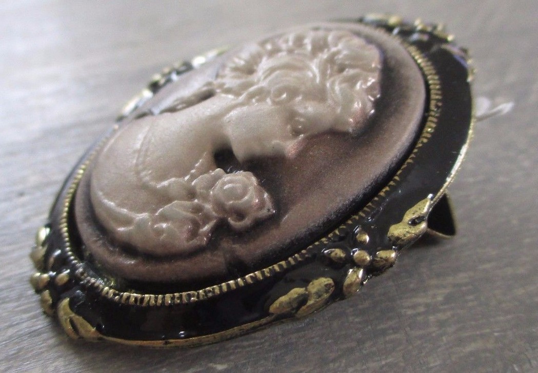 Broche Vintage Camée Buste De Femme Noir Et Or - Style Rétro, Occasion En Très Bon état