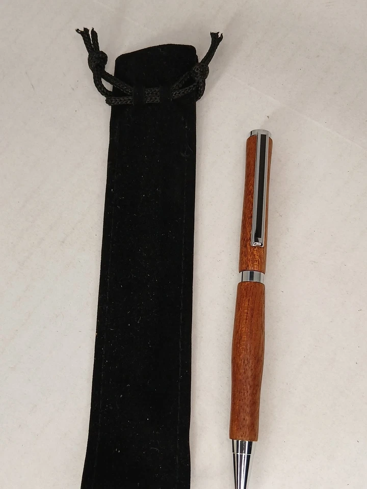 Bolígrafo de madera torneado a mano. Madera de cerezo con herrajes cromados Slimline Twist (5) Foto 4 de 4