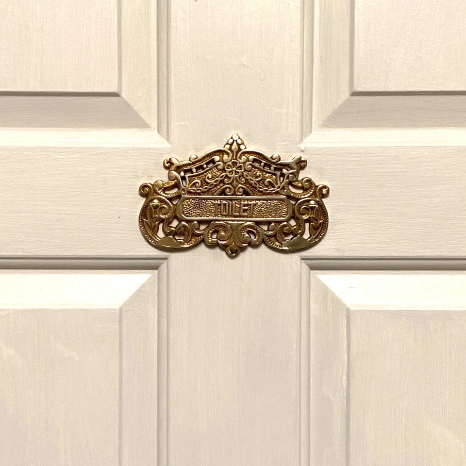 Letrero de puerta de inodoro estilo victoriano en latón pulido Foto 3 de 3