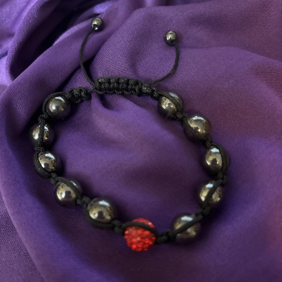 uma pulseira estilo Shamballa com contas de hematita e uma conta de cristal vermelho - Imagem 2 de 4