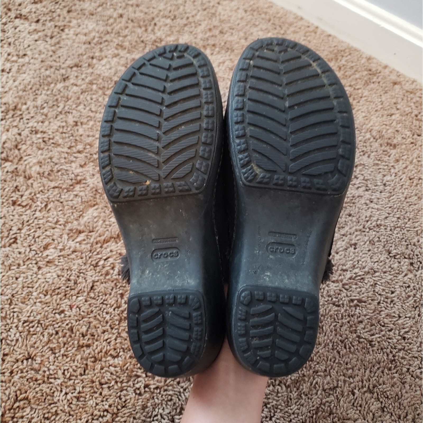Crocs cobbler shimmer black leather slip on faux fur lined heeled mules suede 9 image 5