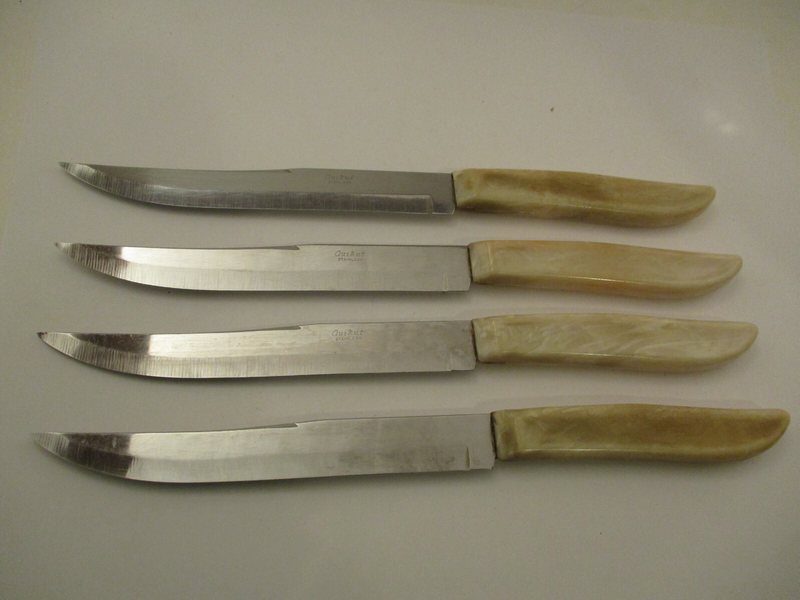 Lot 4 Vintage Quikut Hollow Ground Steak Knives Tenite Handle Stainless
