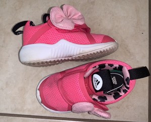 tênis branco de criança