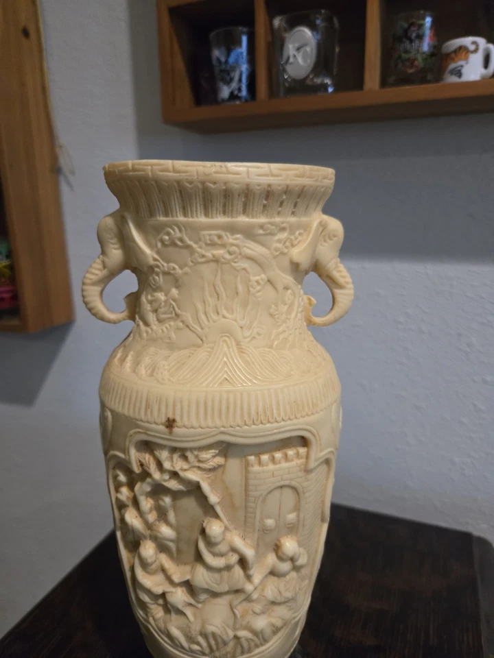 Jarrón asiático vintage de resina blanca tallado a mano de 10" sobre base firmado. Grandes detalles Foto 3 de 4