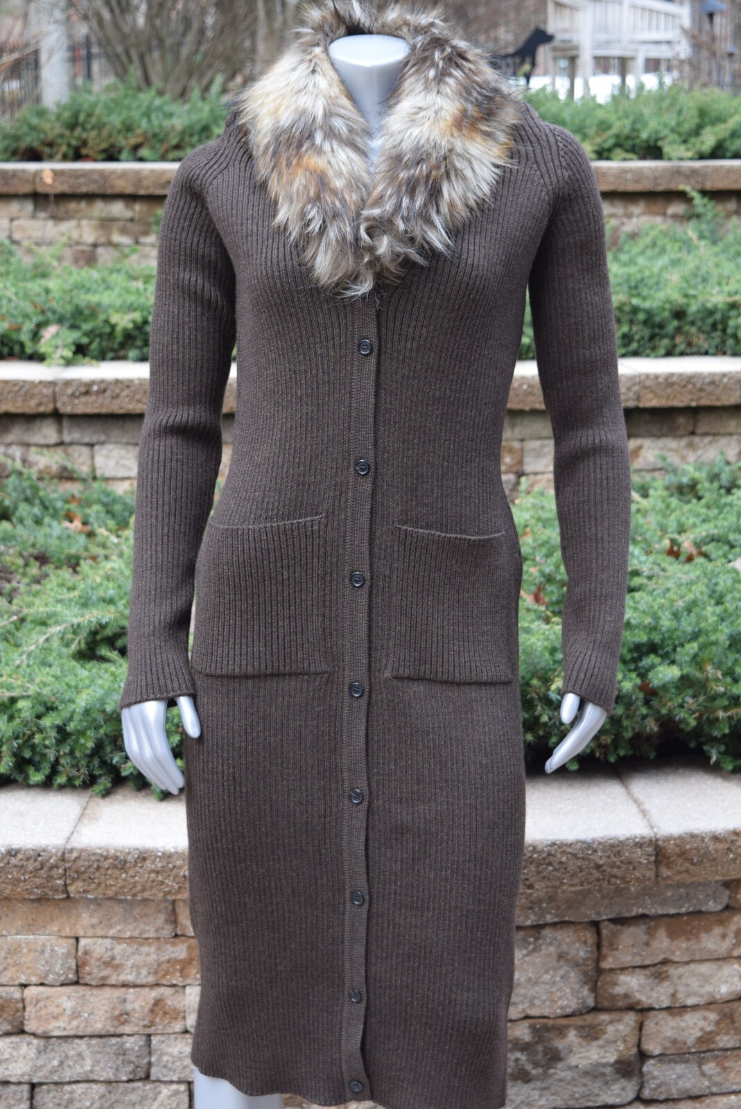 Nuovo con etichetta! $2990 YSL Saint Laurent abito in lana con colletto in pelliccia sintetica e bottoni taglia L marrone