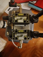 Parker D1VL001NN Dual Directional Control Valve Assembly w/ Manifold & Gauge