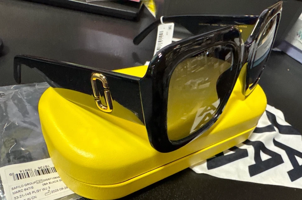 Marc Jacobs Polarized Grey Shaded Square Ladies Sunglasses CASE INCLUDED - Image 2 of 4