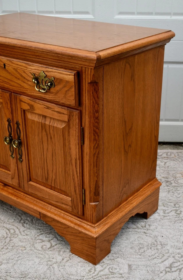 Vintage Thomasville Pair of Traditional Americana Style Oak Nightstands - Image 4 of 4