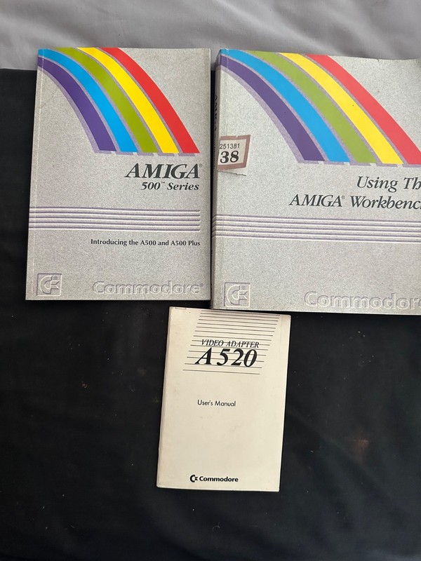 Amiga 500plus set of 3 manuals in  good condition as seen