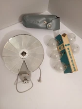 Vintage Minolta Deluxe 2 Fan Type Flash w/PC Cord & New Flash Bulbs Untested