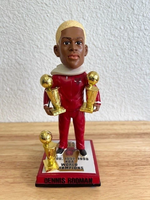 Dennis Rodman Chicago Bulls FOCO 3x Championship Trophy Bobblehead 261/300 Foto 2 de 4