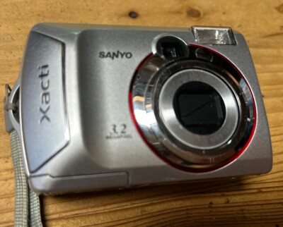 SANYO デジカメ　Xacti Sanyo Xacti VPC-S3 3.2MP Compact Digital Camera Silver