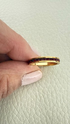 VINTAGE GOLD TONE CHANNEL SET RED ETERNITY BAND RING SIZE 6.75 STACKABLE - Picture 3 of 6