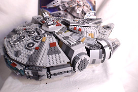LEGO Star Wars: Millennium Falcon (7965) Read Description