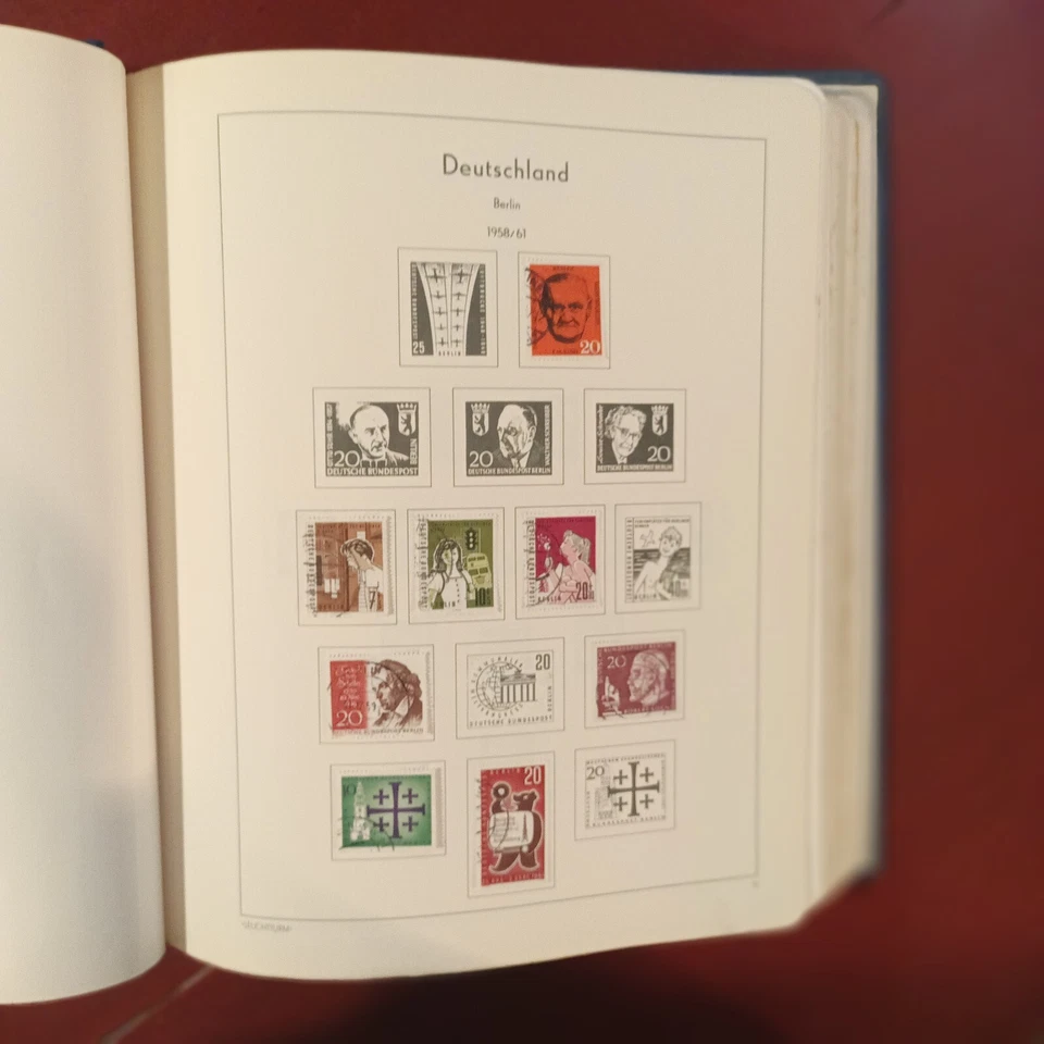 GERMANY  BERLIN With DDR Hinged In Lighthouse Album 500+ Stamps  Very Fine  - Image 4 of 4