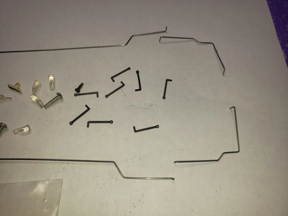 INCOMPLETE TYCO MANTUA GP20 DIESEL ENGINE HANDRAIL SET LENSES STANCHIONS SCREWS - Image 4 of 4