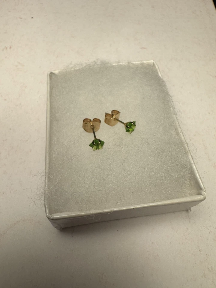 Pendientes de oro amarillo de 10k corte estrella piedras verdes peridoto Foto 4 de 4