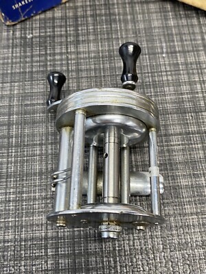 Vintage Shakespeare True Blue 1956 Casting Reel made in USA w/ Box