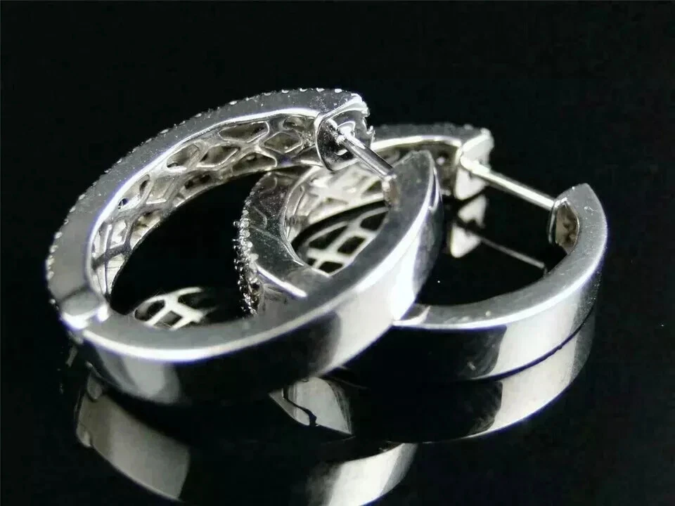 Aretes tipo argolla redondos de tres filas de diamantes negros creados en laboratorio de 2 quilates de oro blanco de 14 quilates Foto 3 de 4