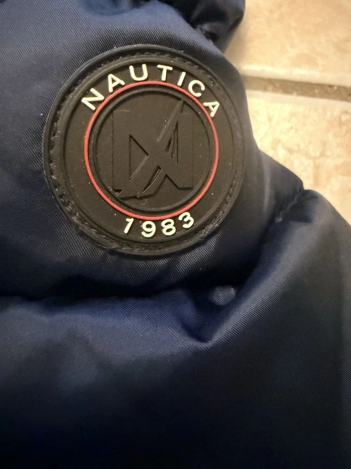 Chaqueta de abrigo acolchada de peso medio con capucha ribete de piel sintética mediana Nautica para mujer azul marino Foto 2 de 4