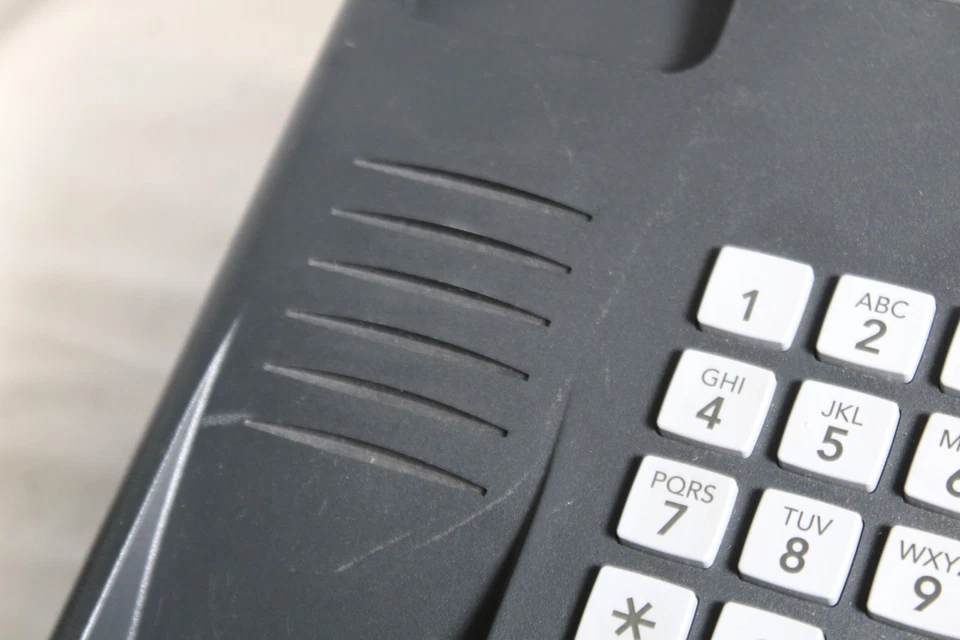 Lote de 10 teléfonos de oficina IP Toshiba DKT3210-SD con teléfonos y soportes Foto 3 de 4