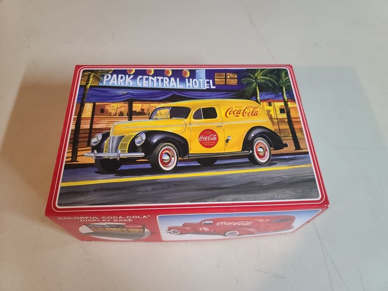 AMT '40 FORD SEDAN DELIVERY COCA-COLA 1/25 SCALE MODEL KIT Open Box 